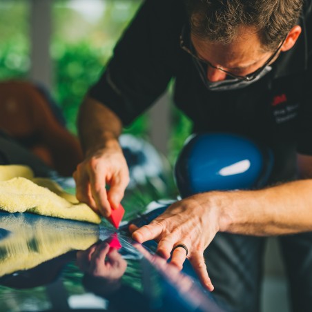 Film transparent adhésif prédécoupé pour protection des surfaces